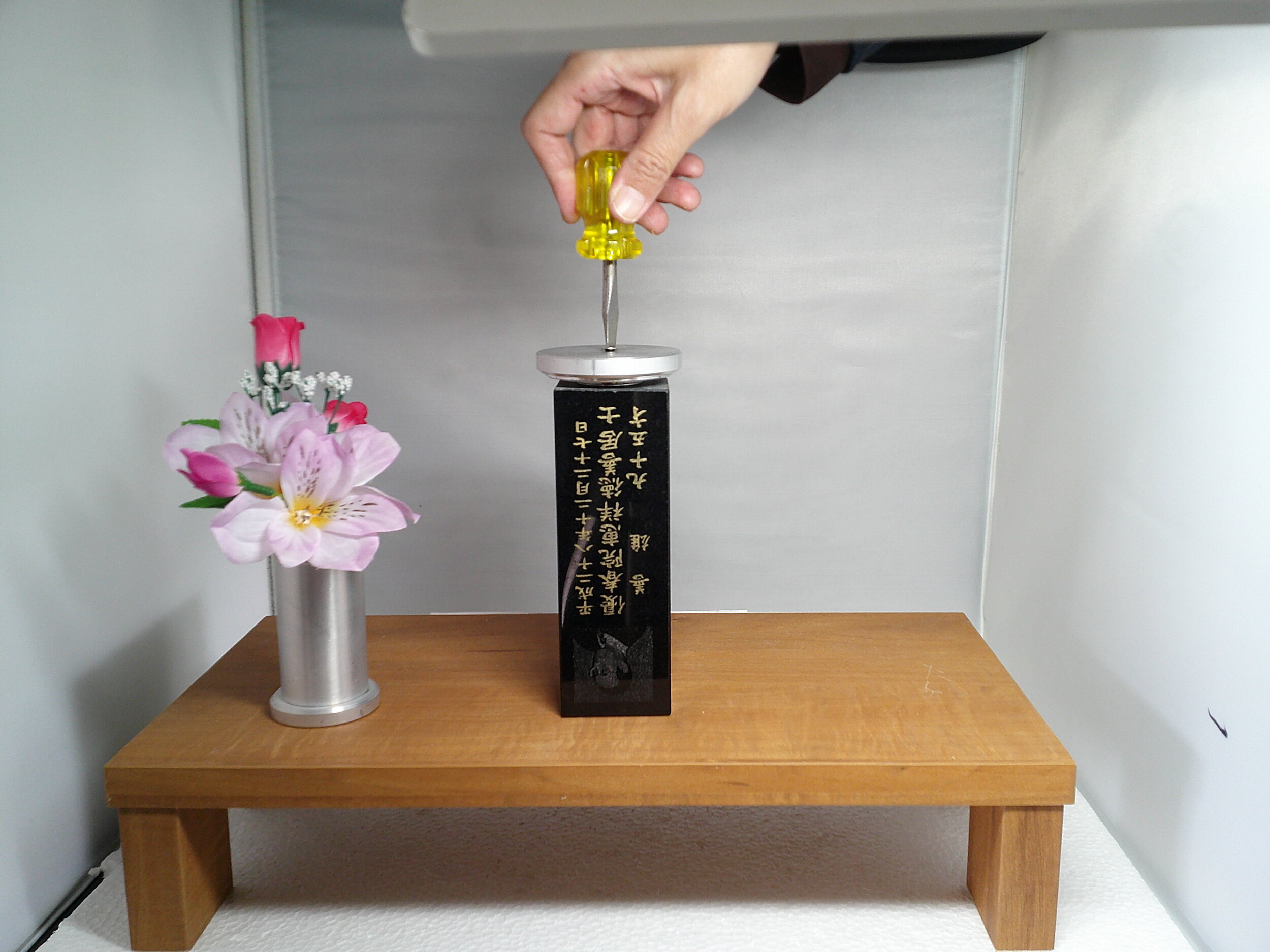 2.台座と彫刻体をネジで固定する